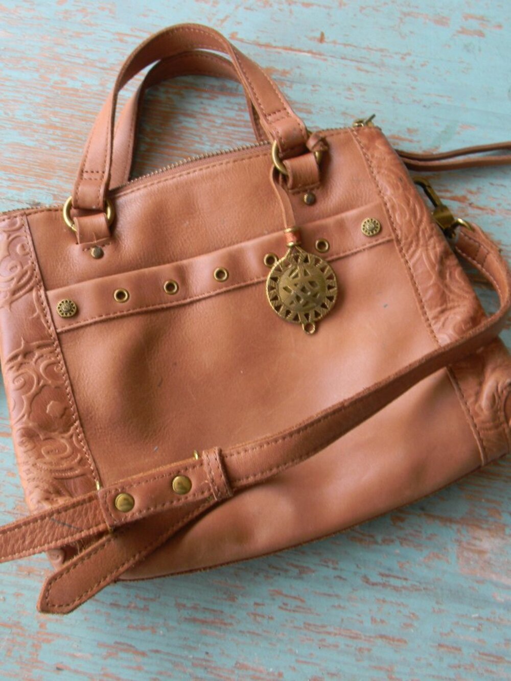 THE SAK COLLECTIVE TAN LEATHER FLORAL EMBOSSED ETCHED DETAIL SMALL CROSSBODY BAG